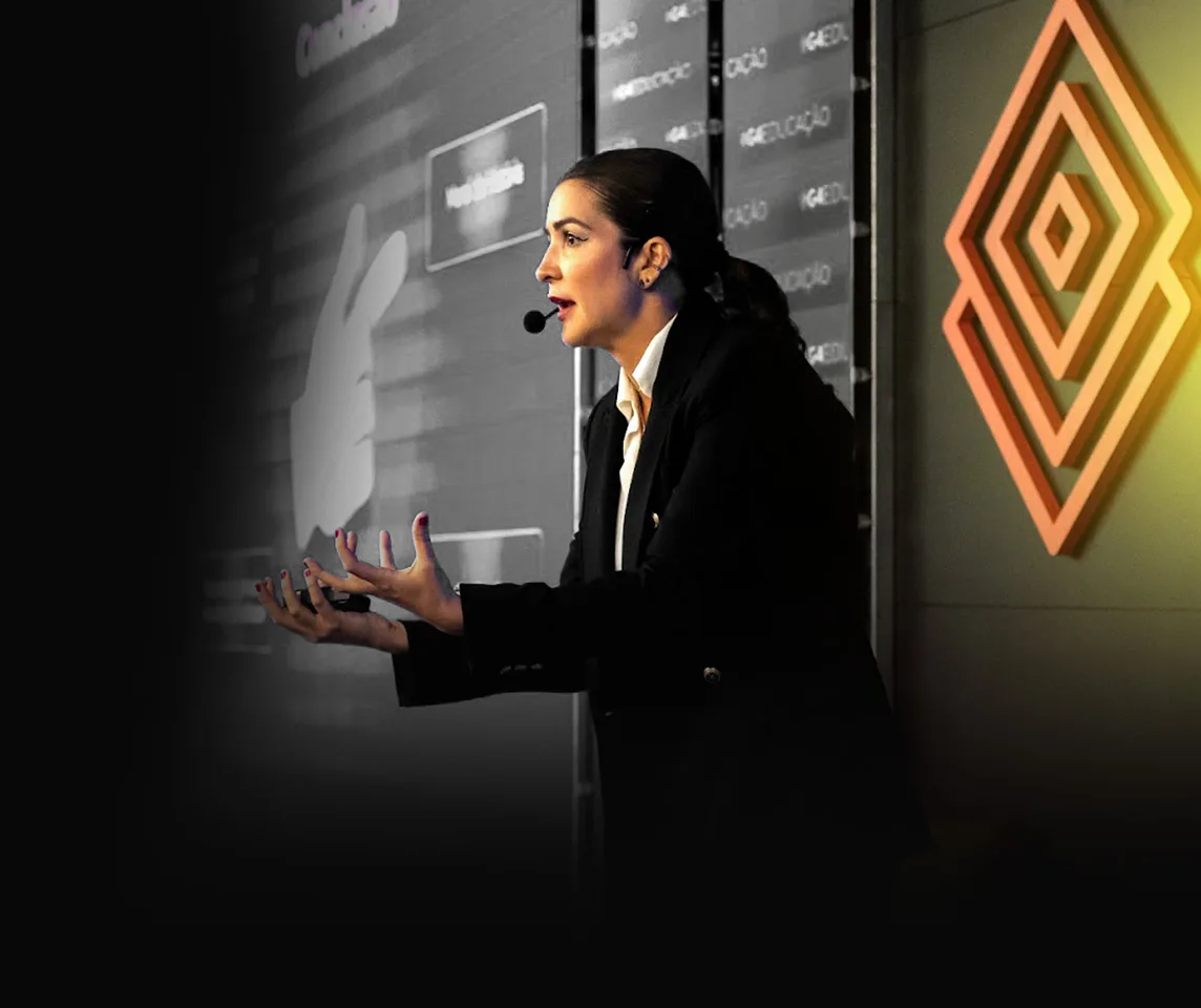 Lívia Bello apresentando em evento de liderança
